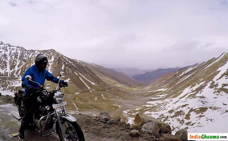 Bikers at Khardung La Pass